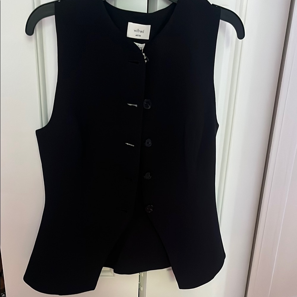Aritzia NWT Regal Sleeveless Vest in Black